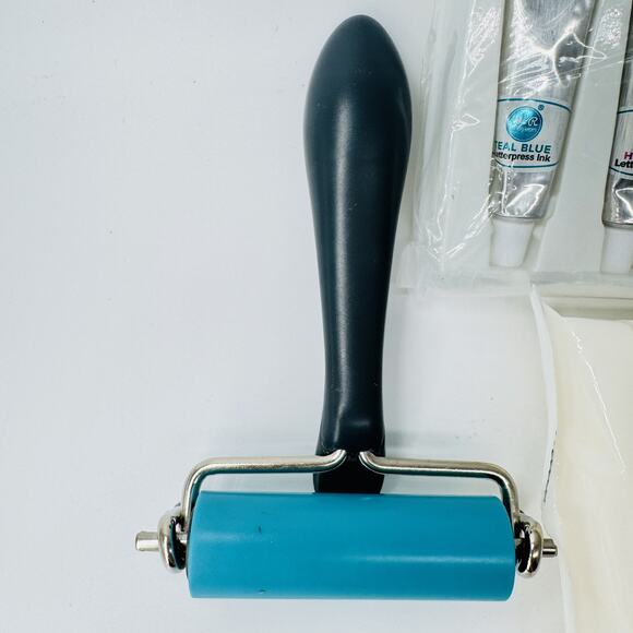 5 NEW We R Memory Keepers Letterpress Ink & Roller & Cleaning Cloths Pink Blue - Picture 4 of 5